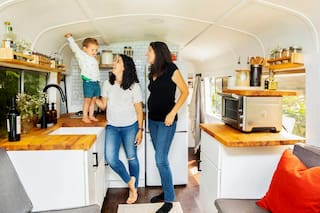 Nueva vida: cambiaron 23 metros por un colectivo que compraron por US$5000