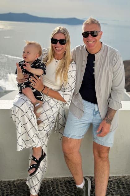 La familia posa en
Santorini, su lugar favorito. No
es la primera vez que visitan
Grecia: en julio de 2022, viajaron
cuatro meses antes de dar el
“sí, quiero” en una espectacular
boda celebrada en la estancia
Villa María, en Cañuelas.