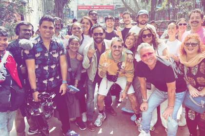 La familia posa junto a todo el equipo de la docie Los Montaner. Evaluna y su marido Camilo, ausentes con aviso.