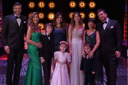 La familia posó junto a la cumpleañera (Foto Instagram @sandraborghiok)