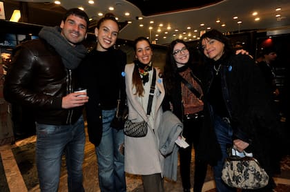 La familia, presente. Madre, hija, yerno y amigas apoyando al actor uruguayo en esta noche tan esperada