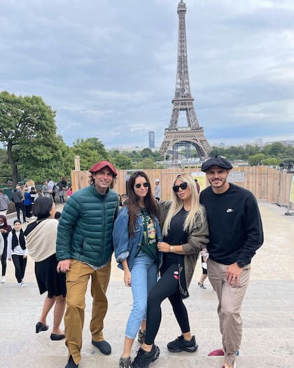 "La familia primero", escribió Zaira Nara en esta foto en la que se muestra con su marido  Jakob von Plessen, su hermana Wanda Nara y su cuñado Mauro Icardi