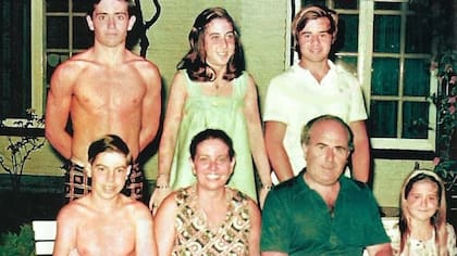 La familia Puccio: (Arriba) Alejandro, Silvia, Daniel "Maguila" (Abajo) Guillermo, Epifanía Calvo, Arquímedes y Adriana. La madre, Epifanía Calvo, estuvo presa casi dos años: fue procesada pero finalmente no condenada; las hijas, Silvia y Adriana —igual que su hermano Guillermo— nunca llegaron a ser imputadas.