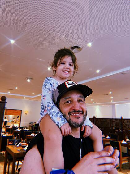 La familia que conformaron la actriz y el periodista desembarcó en la costa brasileña el 28 de julio. Hasta allí viajaron para compartir unos días lejos de las obligaciones y los compromisos en medio de las vacaciones de invierno y se alojaron en el hotel de 5 estrellas Grand Palladium Imbassaí Resort & Spa. En la foto, Paoloski se mostró muy compinche con Mía luego del deayuno