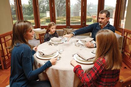 La familia real a la mesa, reunida para el almuerzo.
