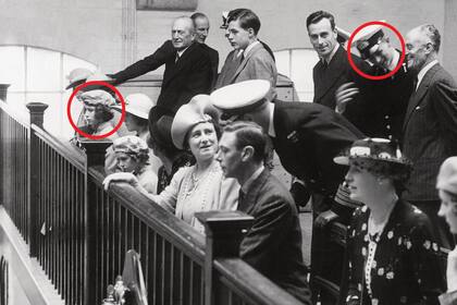 La familia real, a pleno, viendo ejercicios en el Royal Naval College. En los círculos, el cadete Mountbatten y la princesa heredera Isabel. Es el primer encuentro del que hay registro, aunque historiadores aseguran que habían coincidido en la boda de un pariente en común.