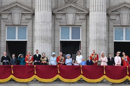 La familia real acompañó a la Reina en el balcón del palacio de Buckingham