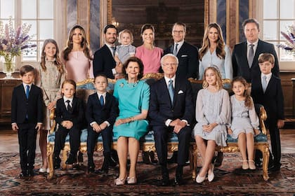 La familia real al completo en un retrato oficial de septiembre de 2023, que fue tomado para celebrar los 50 años en el trono del Rey.
