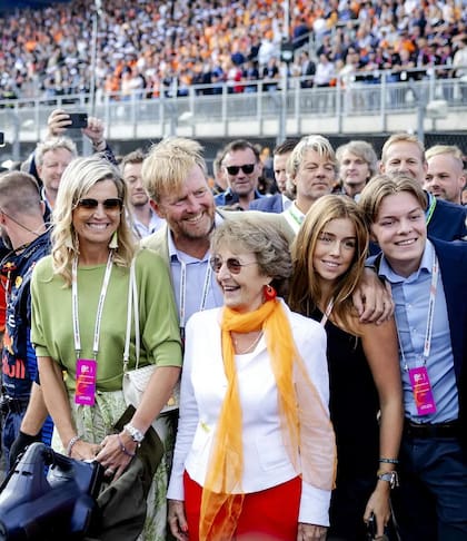 La familia real al llegar al autódromo