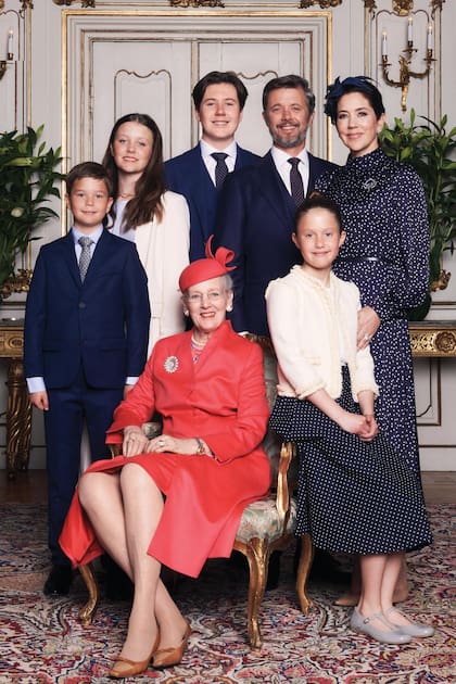 La familia real danesa compartió las fotos oficiales de la confirmación. En la imagen, se ve al príncipe (impecable, con un discreto traje y chaleco) junto a sus padres, sus hermanos, Isabella y los mellizos Vincent y Josephine, y su abuela. La princesa Mary llevó un vestido de seda estampado de Iris & Ink; Isabella, un traje de In Wear; y Josephine, un blazer de Pili Carrera y una falda con los mismos polka-dots que su mamá