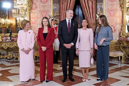 La familia real –de derecha a izquierda, la reina emérita Sofía, la princesa Leonor, el rey Felipe, la reina Letizia y la infanta Sofía–, tras la ceremonia del viernes 21 de noviembre pasado, en el Palacio Real de Madrid
