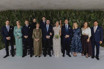 La familia real de Grecia rodea a los novios. La princesa Teodora y su marido, Matthew Kummar, la reina Ana María, el príncipe Pablo con su mujer, Marie Chantal, y sus hijos Constantino y Arístides; y la princesa Alexia con su marido, Carlos Morales Quintana, y sus hijas Amelia y Ana María.
