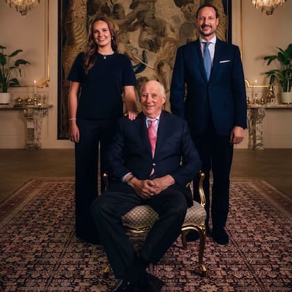 La familia real de Noruega, 2026. El rey Harald, junto al píncipe heredero Haakon y la princesa Ingrid