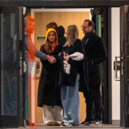 La familia real de Noruega, Haakon, Mette Marit e Ingrid, visitan a Marius Borg en el hospital