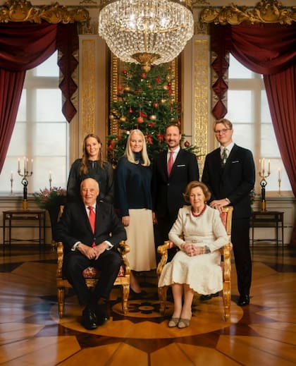 La familia real de Noruega posó unida en el Salón Rojo del Palacio de Oslo: Harald V y Sonja junto a Haakon, Mette-Marit e Ingrid Alexandra y Sverre Magnus, en un saludo marcado por el delicado momento de salud de la princesa