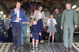 William y Kate llevaron a sus hijos a visitar una feria de aviación y el mayor se llevó todas las miradas