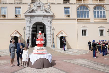 La familia real -el príncipe Alberto, la princesa Charlene y sus hijos, los mellizos Jacques y Gabriella- posa en la Plaza del Palacio de Mónaco junto a la gran torta de cumpleaños.