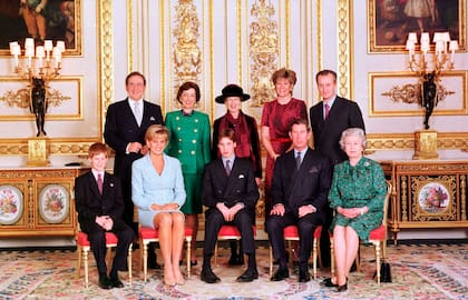 La familia real en el salón blanco del castillo de Windsor, el día de la confirmación del príncipe Guillermo, 9 de marzo de 1997. Desde el frente izquierdo, el príncipe Harry, la princesa Diana, el príncipe Guillermo, el príncipe Carlos y la reina Isabel II de Gran Bretaña; desde arriba a la izquierda, el rey Constantino, Lady Susan Hussey, la princesa Alexandra, la duquesa de Westminster y Lord Romsey