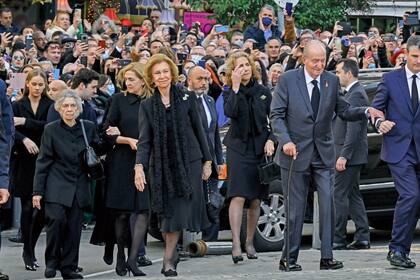 La familia real en pleno despide con dolor a Constantino II de Grecia y Dinamarca en el cementerio del Palacio de Tatoi.