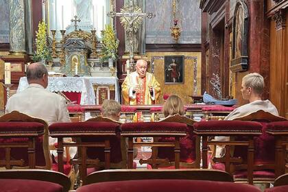 La familia real escucha la homilía del capellán César Penzo en la misa del Domingo de Resurrección.