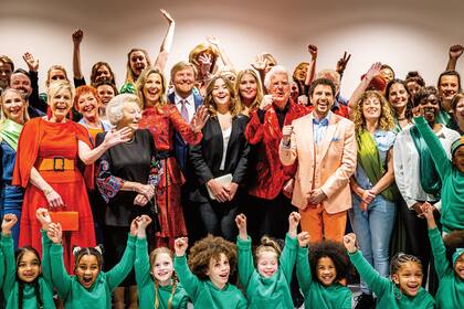 La familia real junto a los artistas que participaron del concierto.