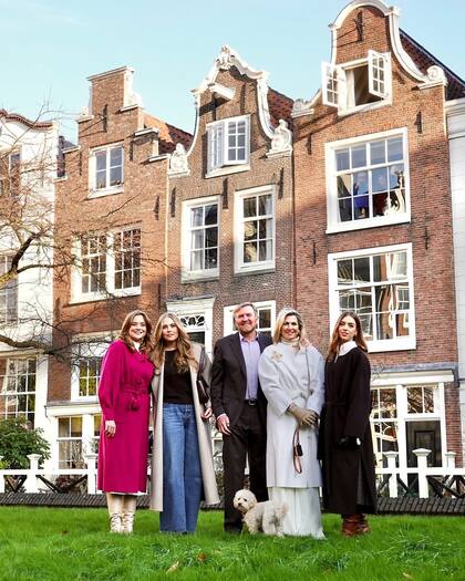 La familia real junto a su perro Mambo en la tradicional sesión de fotos de otoño (Foto: Instagram @koninklijkhuis)