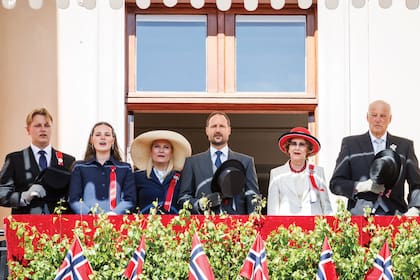 La Familia Real Noruega, (de izquierda a derecha) el Príncipe Sverre Magnus, la Princesa Ingrid Alexandra, la Princesa Heredera Mette Marit, el Príncipe Heredero Hakon Magnus, Su Majestad la Reina Sonja y Su Majestad el Rey Harald de Noruega asisten al Día de la Constitución Noruega con el desfile infantil en el Castillo Real el 17 de mayo de 2025 en Oslo, Noruega.