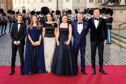 La familia real posa en la
alfombra roja. De izquierda
a derecha: los mellizos,
Vincent y Josephine, su
madre, la reina Mary, la
cumpleañera, su padre, el
rey Federico X, y su hermano
mayor, el príncipe Christian.