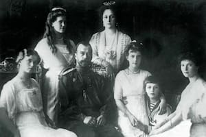 La familia real Romanov: (de izq. a der.) Olda, María, el zar Nicolás II, la zarina Alejandra, Anastasia, Alexéi y Tatiana