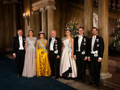 La Familia Real sueca en la fiesta posterior a la entrega de los Premios Nobel. Por primera vez en años, la cantidad de protagonistas de la imagen es impar: falta la princesa Sofía, casada con el príncipe Carlos.