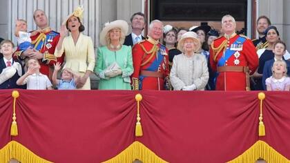 La familia real unida en el balcón del Palacio de Buckingham durante una exhibición de la Real Fuerza Aérea en 2019, en el marco del cumpleaños de la reina Isabel II