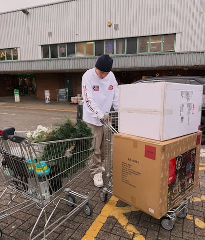La familia realizó compras de adornos navideños para decorar su casa (Foto: Instagram @valucervantes)