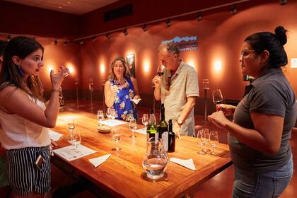 La familia Restrepo, oriunda de Colombia, disfruta en una bodega