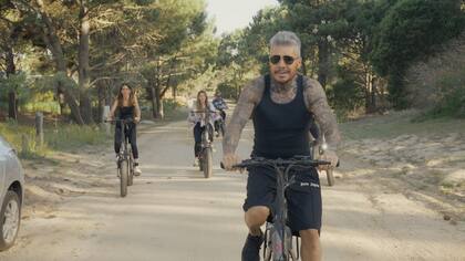 La familia reunida en bicicleta, en una escena del reality que se verá en enero por Prime Video