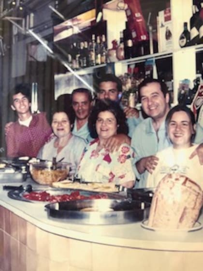 La familia Russo en una foto histórica de la cantina
