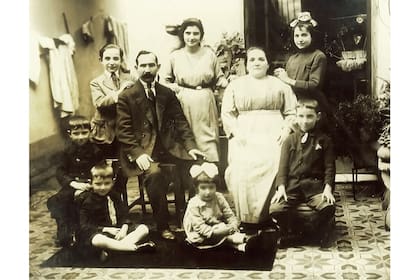 La familia Sadosky. Manuel esta de pie, detrás de su padre. La foto le fue entregada a Hugo Scolnik por la segunda esposa de Sadosky, Katún