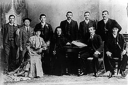 La familia Salvarredi llegó a la Argentina a fines del siglo XIX desde el País Vasco y se instaló en San Martín, Mendoza