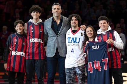 La familia Scola, a pleno, en un reciente homenaje en Baskonia: Lucas, Tomas, papá Luis, Tiago, mamá Pamela y Matías