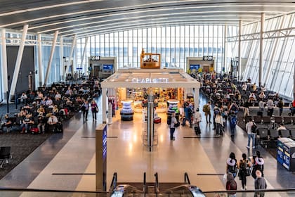 La familia se despidió en el aeropuerto: su mujer y sus hijos viajaron primero a México y el los seguirá en unos meses