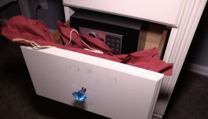 La familia se dio cuenta de que le faltaban los 30 mil dólares que almacenaban en la caja fuerte.