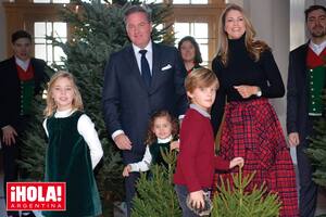 La familia se vistió con los colores navideños: la princesa lució una falda escocesa en rojo, con vuelo, y polera y botas negras. Leonore y Adrienne tenían jumpers en verde inglés y Nicolas, un suéter bordó.