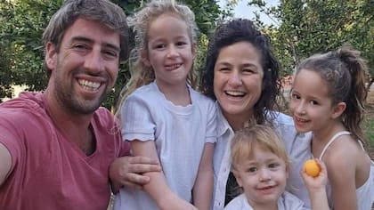 La familia Siman-Tov: Yonatan y Tamar, con sus hijas Shachar y Arbe, y su hijo Omer