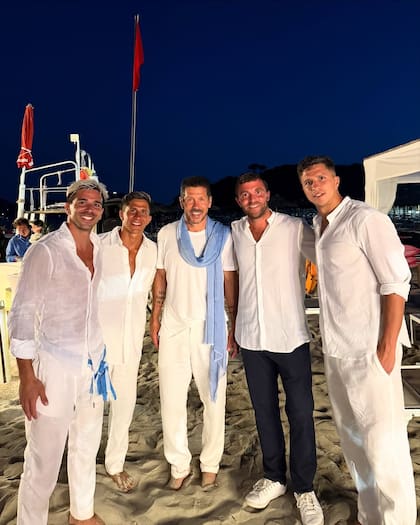 La familia Simeone junto al reconocido periodista deportivo Fabrizio Romano