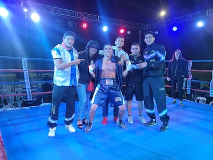 La familia sobre el ring, rodeando a Francisco "Bebu" Verón, el de mejor actualidad