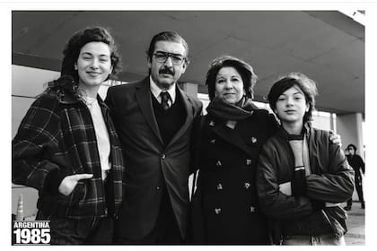 La familia Strassera de la ficción, en pleno rodaje de "Argentina 1985". Gina junto a Ricardo Darín, Alejandra Flechner (que interpreta a Silvia, la mujer del fiscal) y Santiago Armas Estevarena (en la piel del hijo de Strassera).