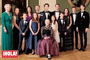 La familia sumó a sus looks una medalla conmemorativa por el medio siglo de reinado de Margarita de Dinamarca, una pieza dorada con una corona en la parte superior y en la que aparece la reina rodeada de los tres leones que vigilan la entrada del castillo de Rosenborg.