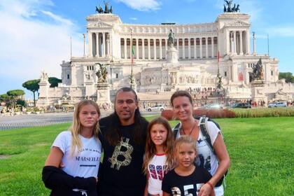 La familia Taihuttu comparte sus experiencias en su cuenta de Instagram y en el canal de Youtube llamado "La familia Bitcoin"