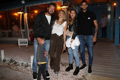 Lolo, Marcelo, Guillermina, Micaela y su novio Licha López, en una cena cálida y familiar