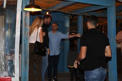 Guillermina y Marcelo eligen mesa para cenar en el restaurante italiano II Faro