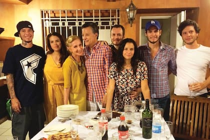 La familia unida antes de la torta y los dulces. De izquierda a derecha: Sebastián, Rosario, Evangelina, Palito, Martín, Julieta, Emanuel y Luis.